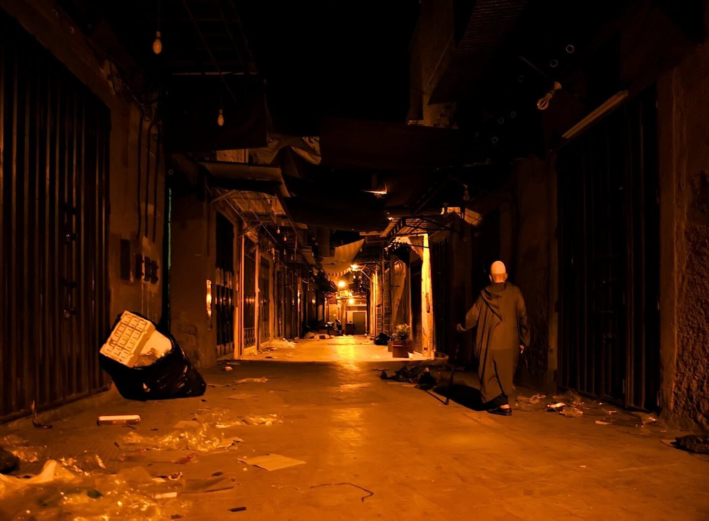 Prázdná ulička trhu v Marrákeši pozdě v noci